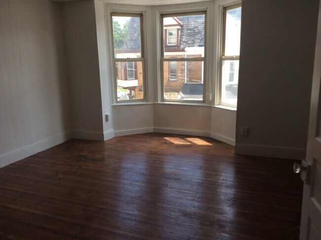 Foto del edificio - 3 Bedroom 1 Bath 2nd/3rd Floor Apartment-York City SD