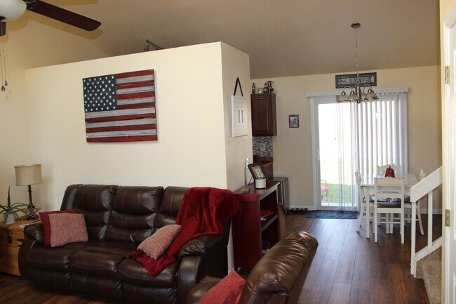 Foto del edificio - 3 BEDROOM HOME IN WIDEFIELD!!