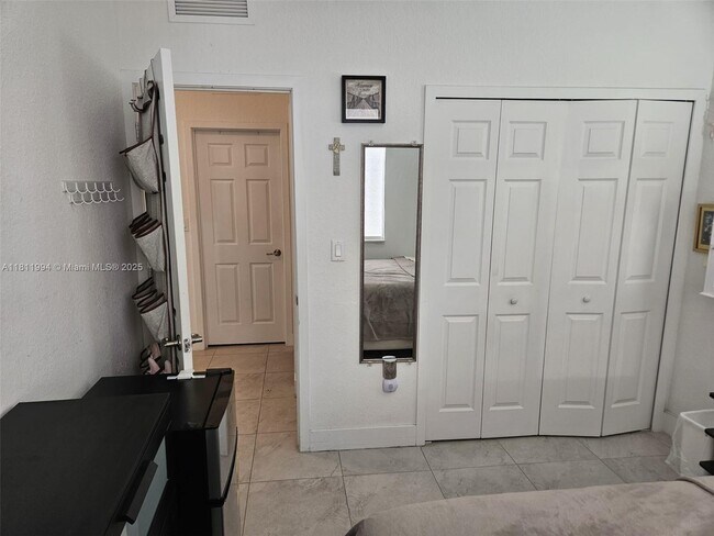 Foto del edificio - 701 NW 127th Pl