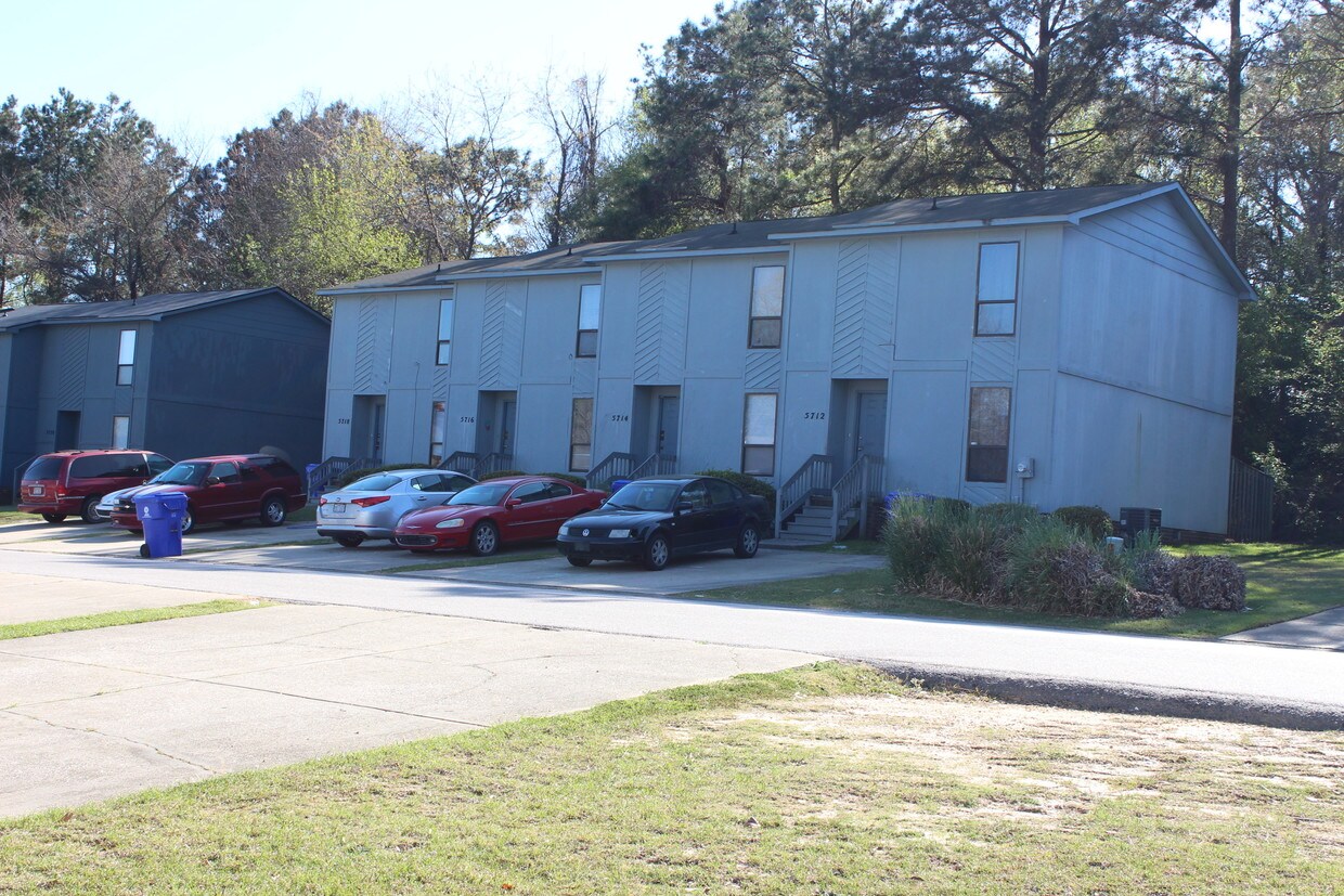 5718 Aftonshire Drive, Fayetteville, NC 28304 Apartments in