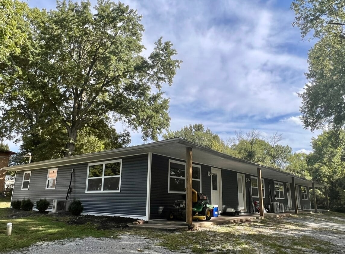 211 Michigan Ave Unit Apt 1, Carterville, IL 62918 Apartments in