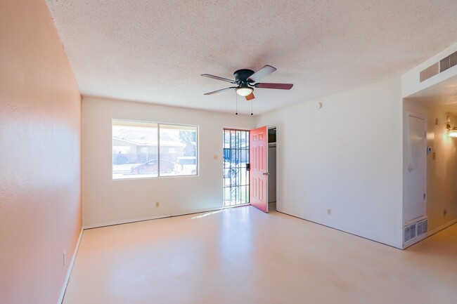 Building Photo - Recently updated 3 bedroom, 2 bathroom hom...