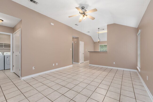 Foto del edificio - HUGE 4 Bed/ 2 Bath For August 2024 Move In