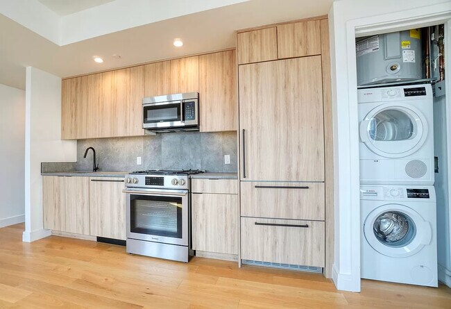 Kitchen - 4202 Crescent St