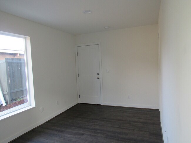 Building Photo - Majlesy - LEASE UP