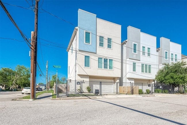 Building Photo - 2103 Stuart St