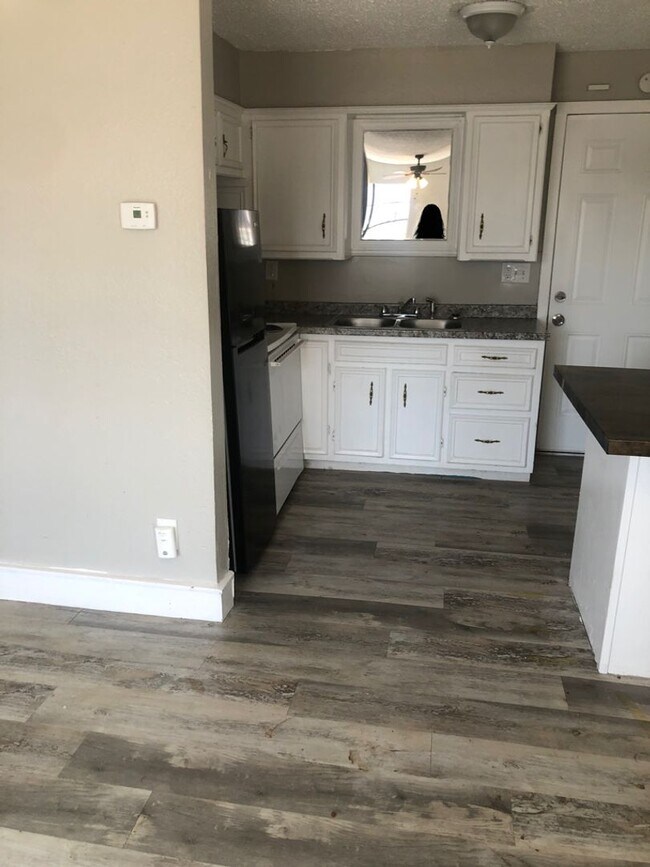 Building Photo - Cozy 2 Bed 2 Bath - AVAILABLE NOW!