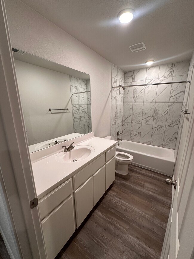 Foto del edificio - 5704 McGregor Ct