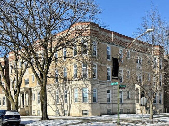 Building Photo - 1704 W Sunnyside Ave