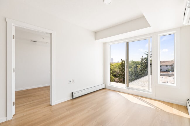 Building Photo - 10830-10114 114 St NW