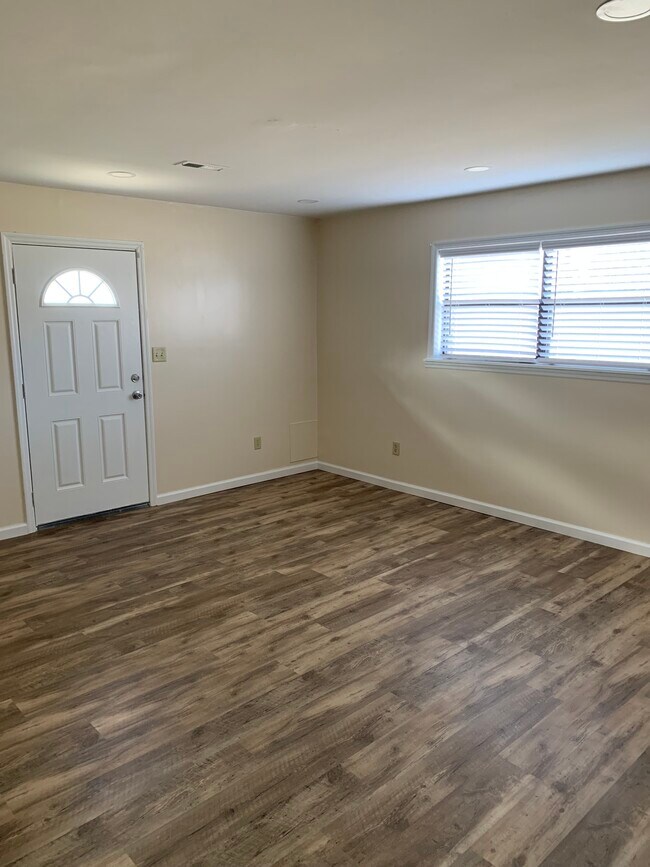 private entrance in masterbedroom - 955 Rives Rd