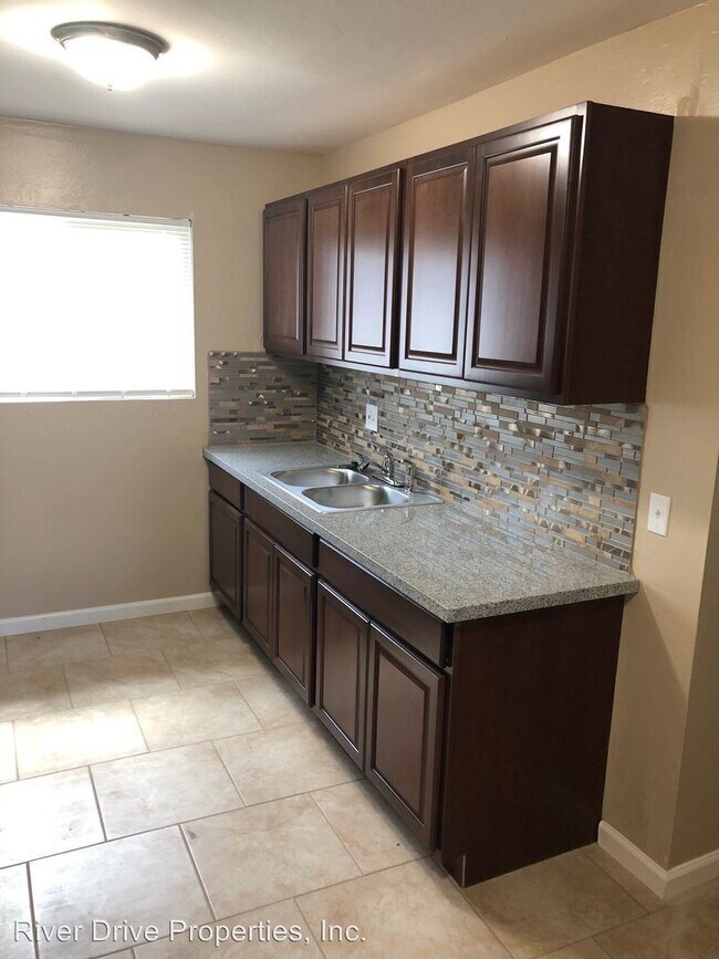 Building Photo - 2 br, 1 bath Apartment - 631 Q St 641 Q St