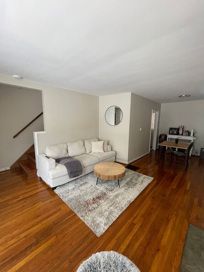 Foto del edificio - 2563 Medary Ave
