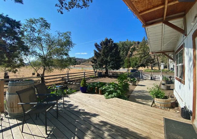 Foto del edificio - Historic Farmhouse in Crooked River Ranch Available!