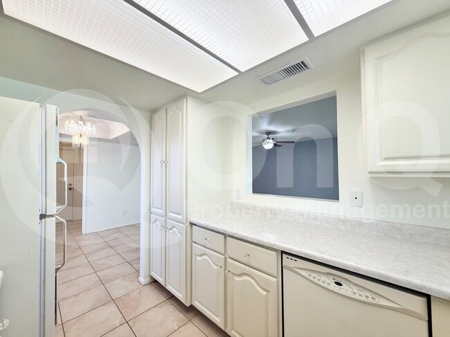 Building Photo - 5417 S Mitchell Dr