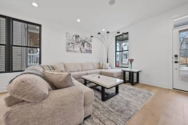 Building Photo - 994 N 6th St