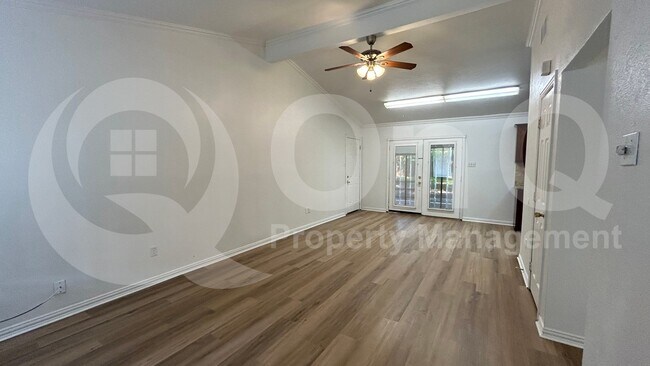Building Photo - 807 Cavalier Dr