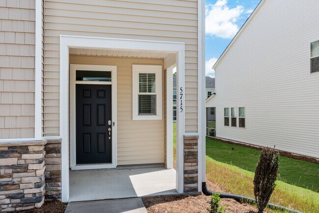 Foto del edificio - 5715 Woodlawn Dr