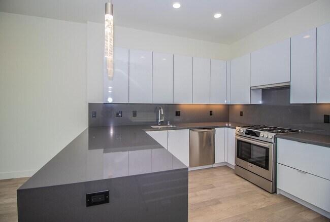 Building Photo - 3 Bedroom + Bonus room/3.5 Bathroom Townho...