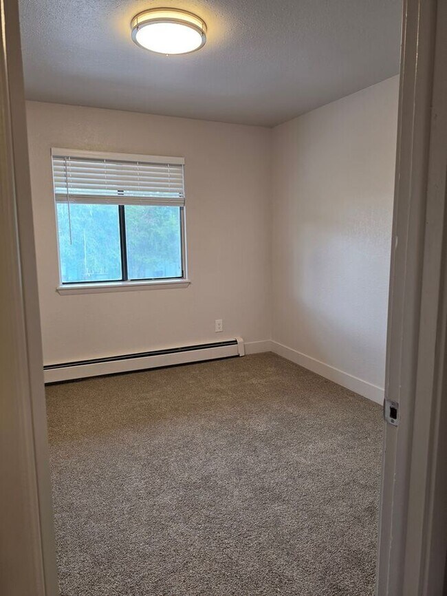 Foto del edificio - Clean upstairs 2 bedr.1 bath condo