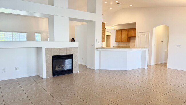 Foto del edificio - STUNNING POOL HOME IN SOUTHWEST BAKERSFIELD