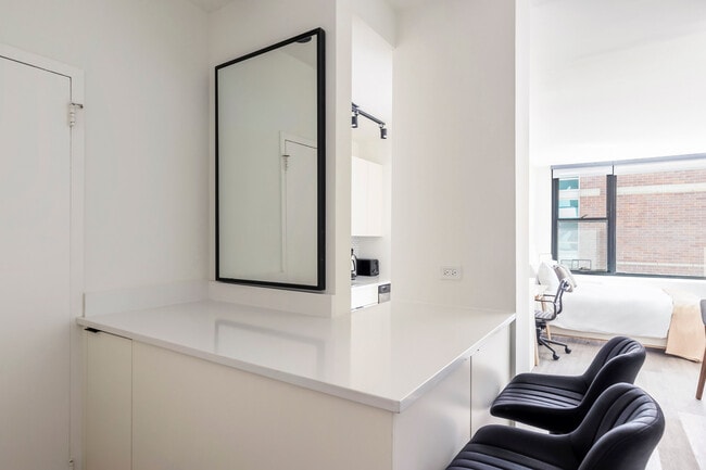 Building Photo - 21 E Chestnut St