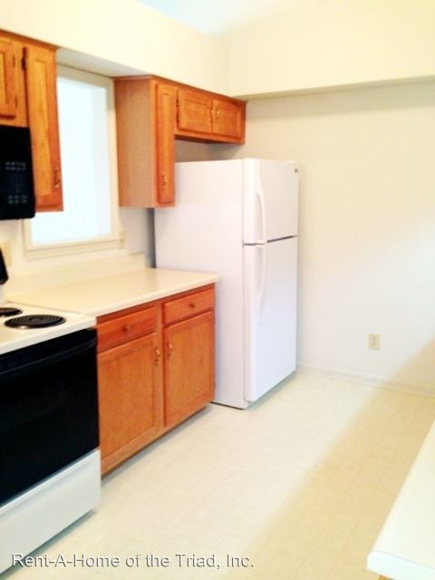 Foto del edificio - 7131 W Friendly Ave
