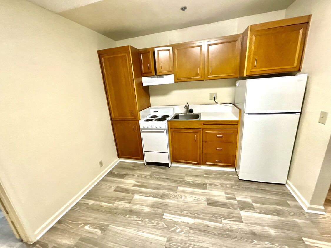 Cocina no remodelada - 55+ Senior Living- Georgia Regency Apartments