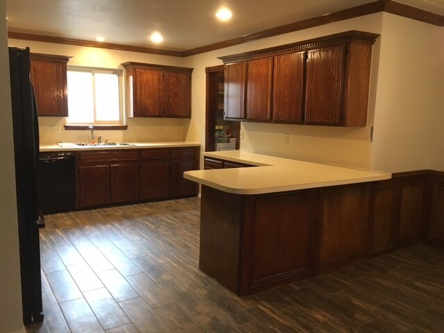 Building Photo - 2025 Silvertree Ln