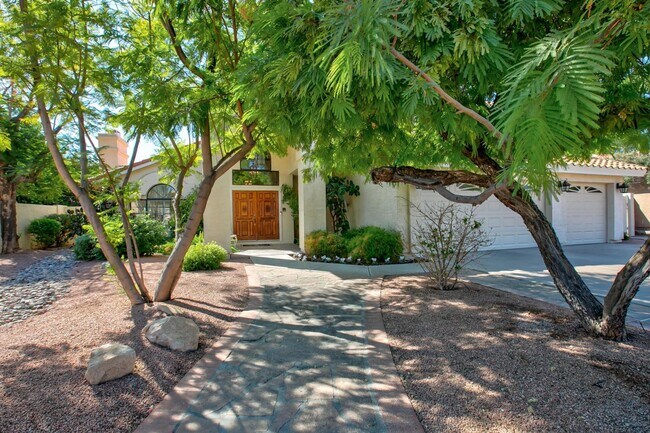 Foto del edificio - 5 bed 3 bath, 3500 sft in Tempe with pool