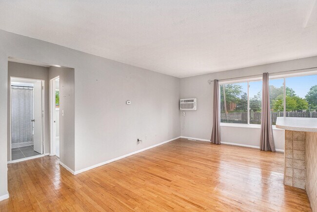 Foto del edificio - 4910 Briarwood Ave
