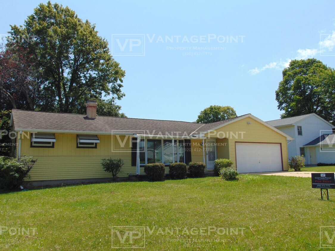 2077 Wildwood Ln, Ashwaubenon, WI 54304 House for Rent in Ashwaubenon