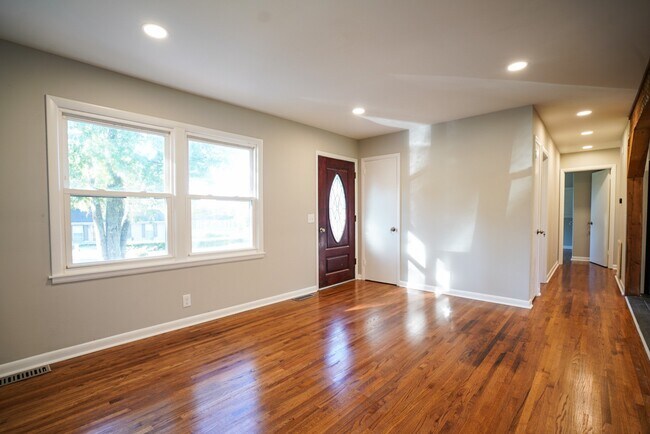 Building Photo - 228 Cherry Dr