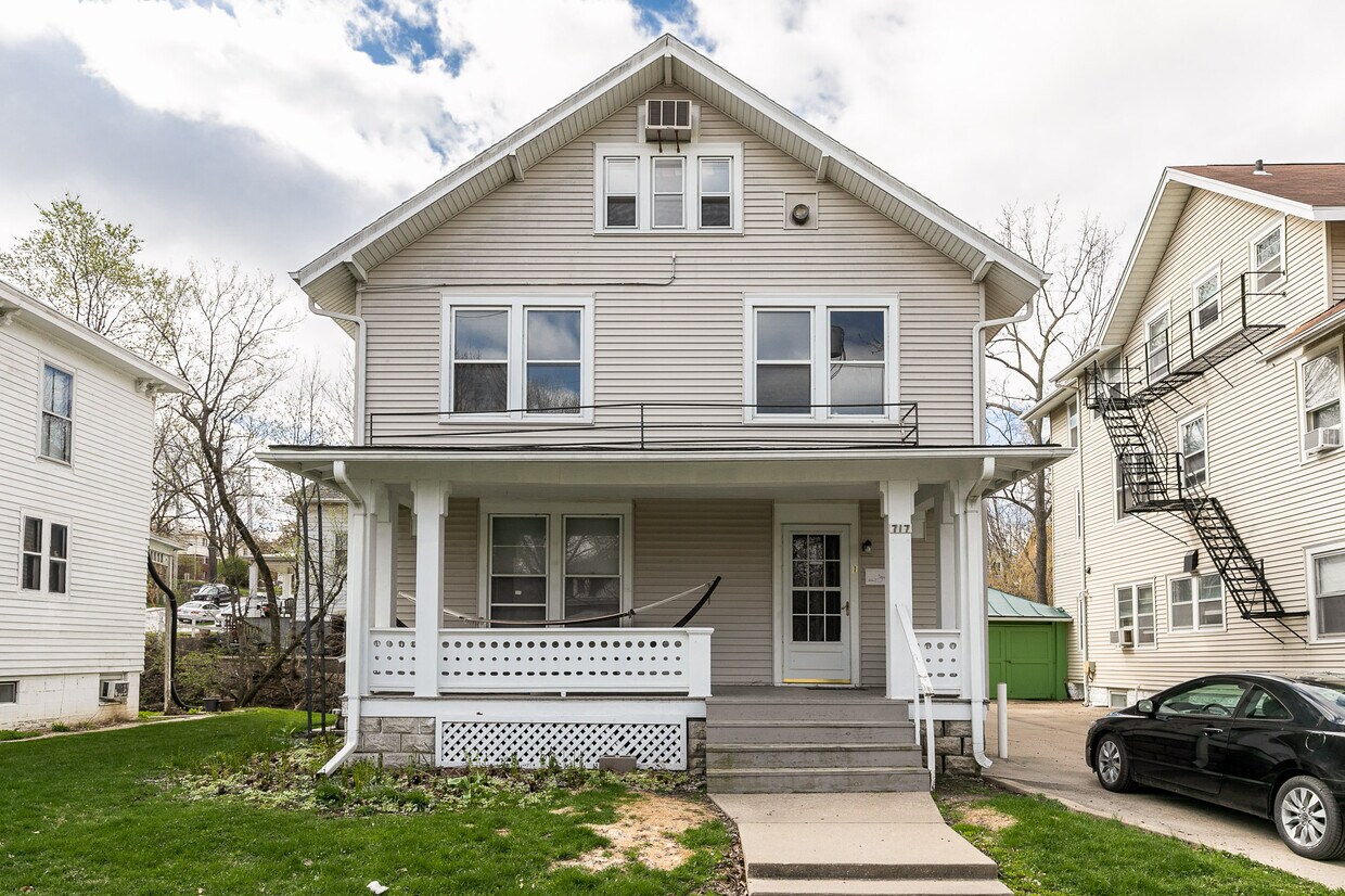 Building Photo - 717 Iowa Ave