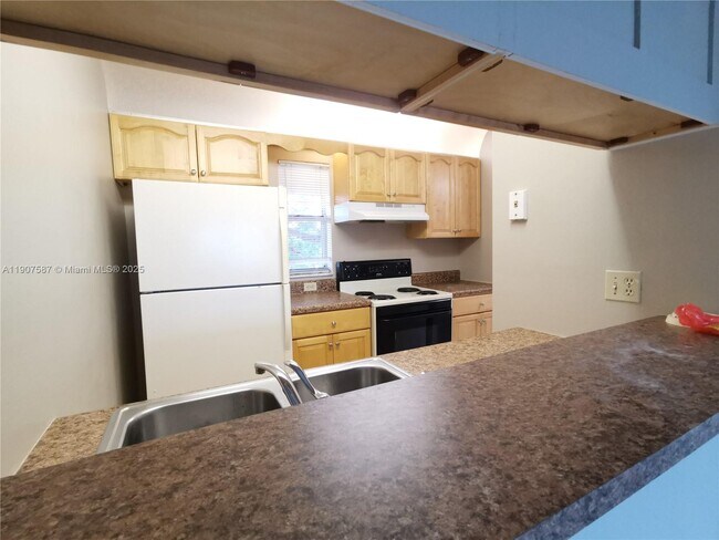 Foto del edificio - 10179 Twin Lakes Dr