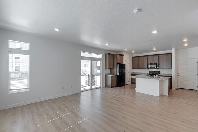 Building Photo - Lehi Row End Townhouse w 2 car attached garage!