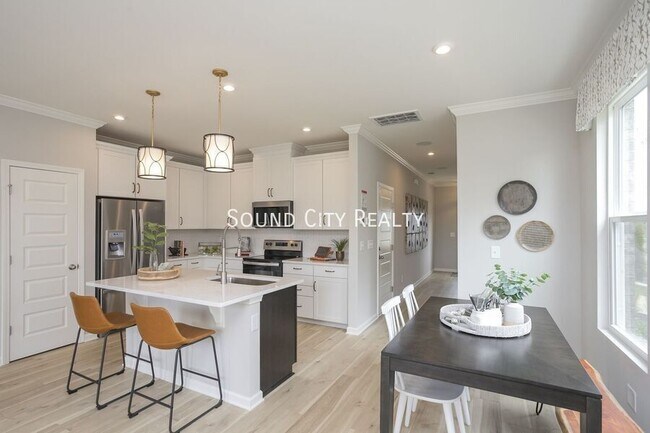 Building Photo - 5050 Dayflower Dr