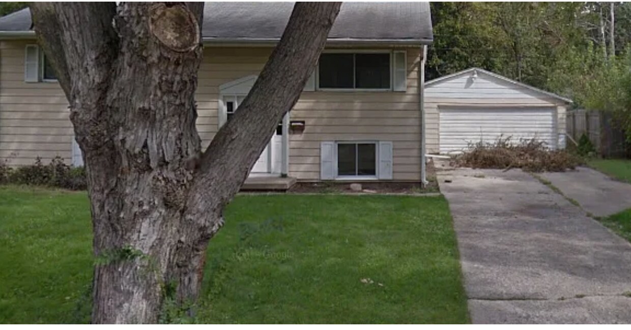 Foto principal - Available December 2025. 5 bedroom, 2 bath...