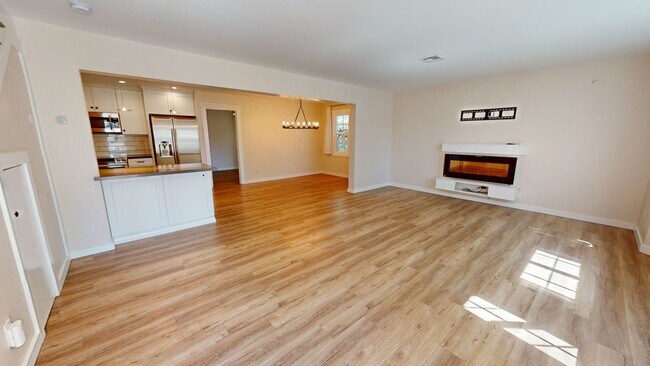 Building Photo - 3 Bed | 3 Bath Street Side Condo