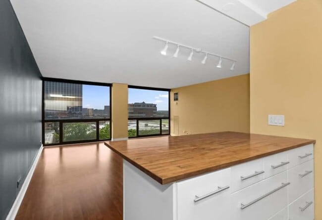 Building Photo - 4343 N Clarendon Ave