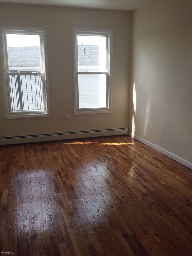 Building Photo - 2 br, 1 bath Apartment - 11 Rose Ave