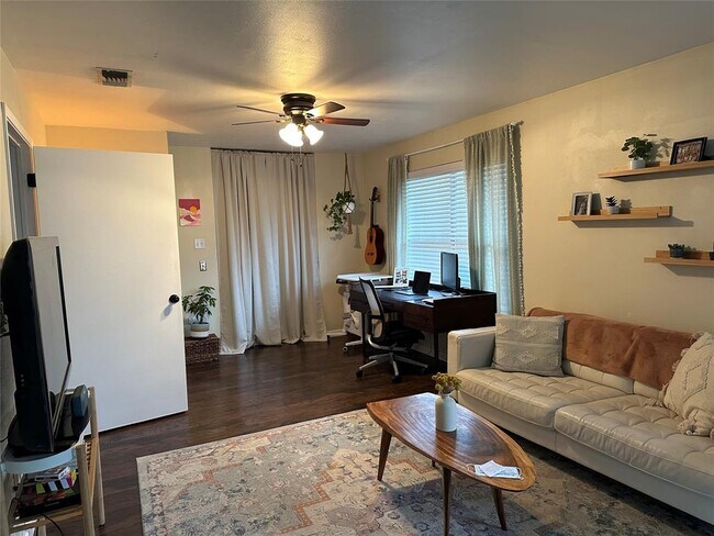 Foto del edificio - 2105 Rabb Rd