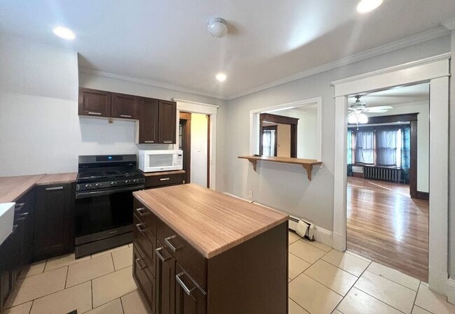 Building Photo - 672 Sumner Ave