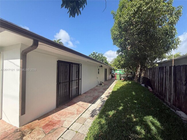 Building Photo - 2650 SW 13th Ave