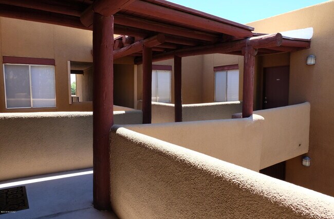 Building Photo - 1810 E Blacklidge Dr