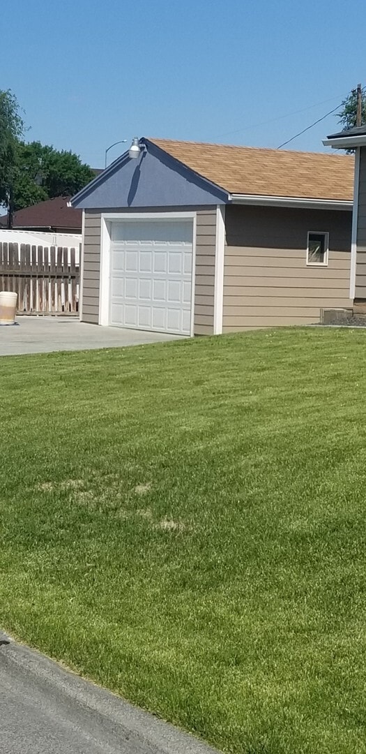 Building Photo - FURNISHED- 3 bed 2 bath single car detached garage, large lot Lawn care included