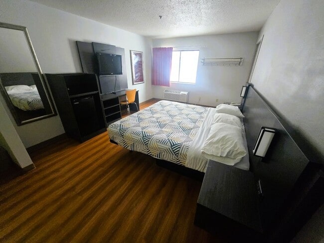 Foto del edificio - 2141 La Porte Rd