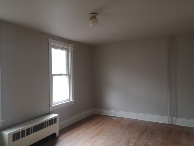 Building Photo - 517 E Morton St