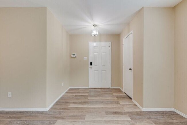 Building Photo - Newly updated home ready for move in