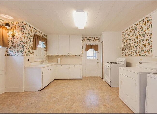 Foto del edificio - Mid City Beauty for Lease